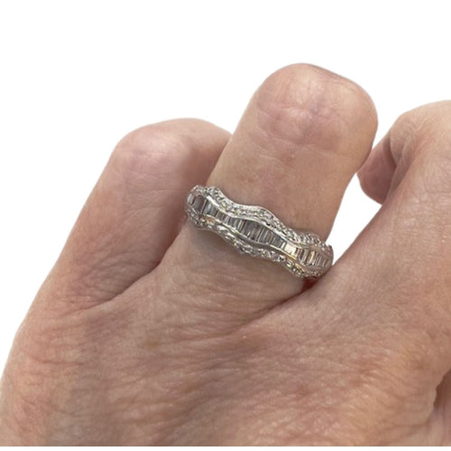 Bague 55 Bague contemporaine en or du XXe siècle avec diamants 58 Facettes Q234B