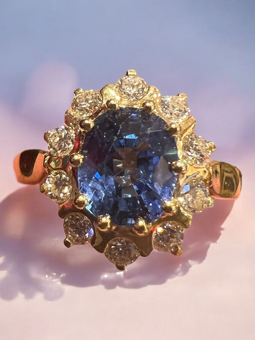 Yellow gold ring with Ceylon sapphire and diamond pavement