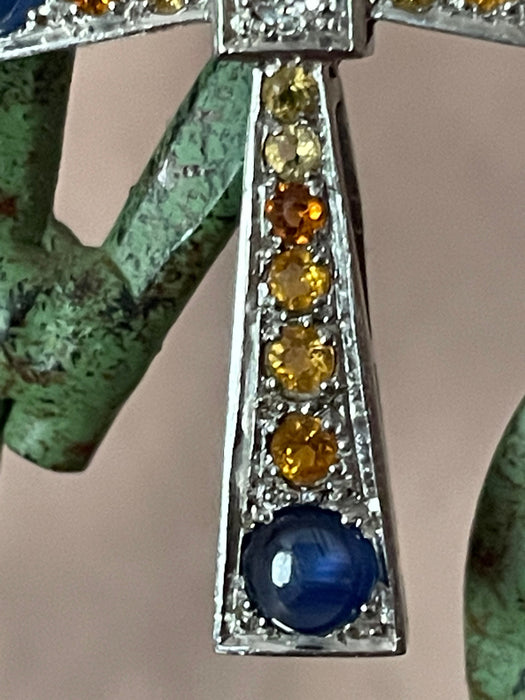 Kreuzanhänger aus Weißgold, Diamanten und Saphiren