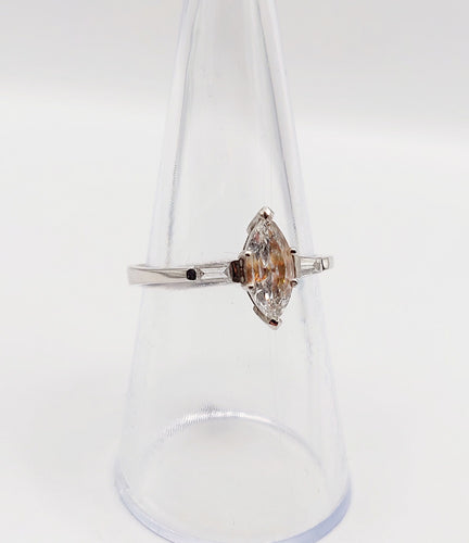 Bague 55 Bague solitaire diamant taille navette et baguettes en or blanc 18k 58 Facettes A06479