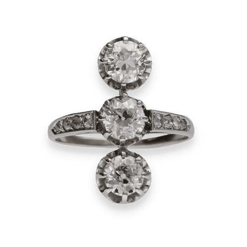 Bague 55 Bague ancienne vers 1930 en or gris 18K et platine avec 3 diamants taille ancienne - Taille 55 58 Facettes FB09772