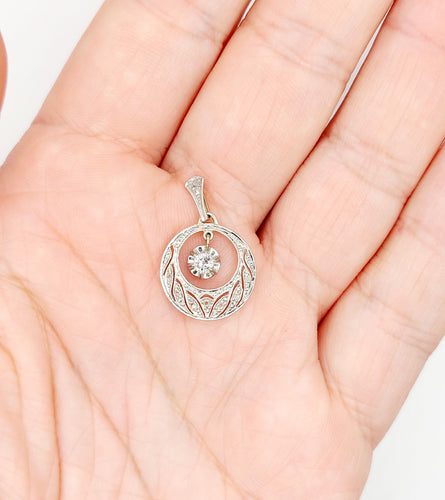 Pendentif Pendentif Art Déco or blanc , diamants et monture finement ciselée (circa 1920) 58 Facettes A05580