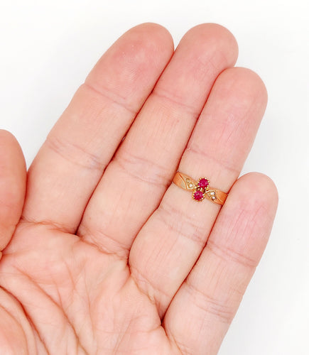 Bague 51.5 Bague antique or rose, rubis synthétiques et perles 58 Facettes A05426