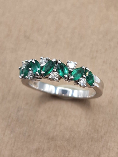 Demi-jonc en or blanc avec émeraude et diamant 58 Facettes