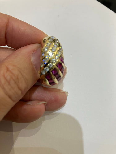 Bague 57 Bague or jaune, rubis, diamants 58 Facettes