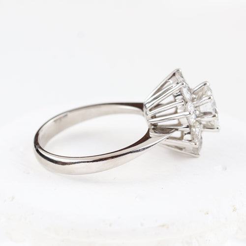 Bague Bague rosette avec diamant central et halo de diamants en or blanc 18 carats 58 Facettes 136043