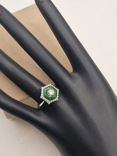 Bague 55 Bague solitaire en or blanc et émail, ornée d'un diamant. 58 Facettes