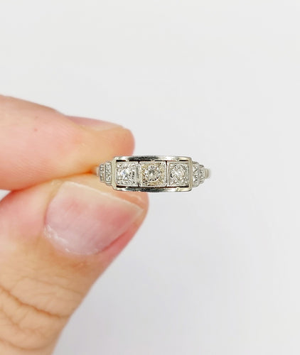 Bague 54 Bague jarretière art deco or blanc 18k et platine, diamants taille brillants (circa 1920) 58 Facettes A05583