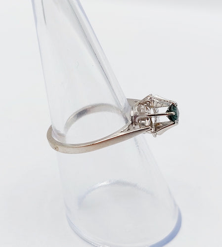 Bague 52 Bague solitaire art déco or blanc, saphir naturel, chaton pyramidal 58 Facettes A05525