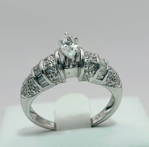 Bague 53 Bague en or blanc, diamant Marquise et pavé de diamants. 58 Facettes 50207