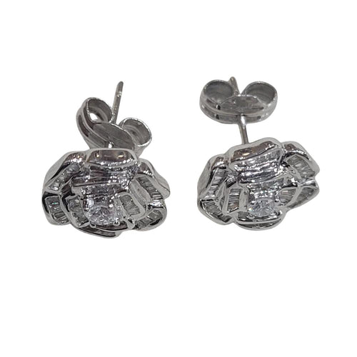 Boucles d'oreilles Boucles d’oreilles fleur en or blanc 18k et diamants 58 Facettes PE413