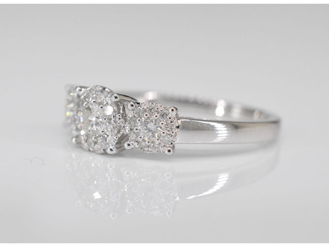 Bague 54 Bague trinité en or blanc avec diamants 58 Facettes 2002