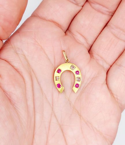 Pendentif Pendentif fer à cheval or jaune, diamants taille rose et rubis (circa 1900) 58 Facettes A06154