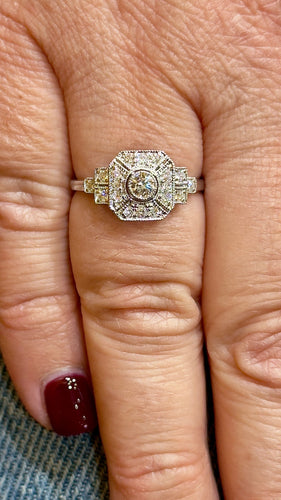 Bague 53 Bague style art déco en or blanc 18 carats et diamants 58 Facettes