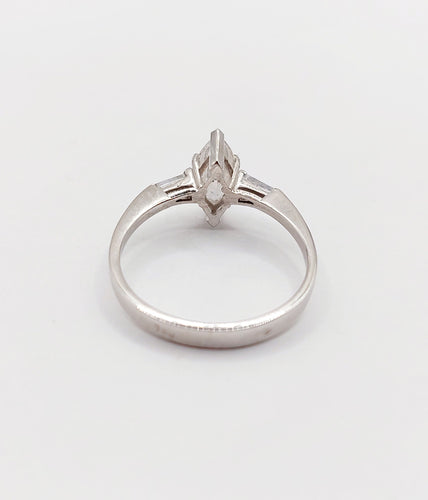 Bague 55 Bague solitaire diamant taille navette et baguettes en or blanc 18k 58 Facettes A06479
