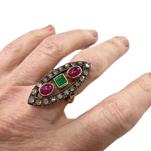 НАВЕТТЕ ПРСТЕН ОД ЖУТОГ ЗЛАТА СА РУБИНОМ И СМАРАДОМ