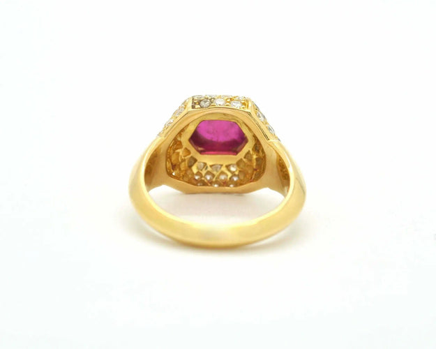 Bague en or jaune avec rubis cabochon de 2,5 ct et diamants