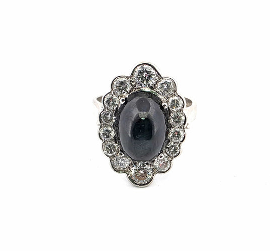 Bague 53 Bague en or blanc avec saphir cabochon et diamants 58 Facettes