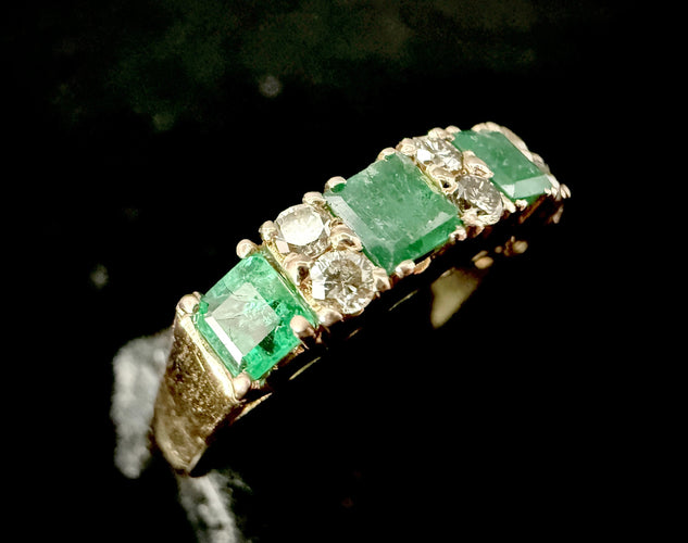 Bague 56.5 Bague en or jaune sertie d'émeraudes et brillants 58 Facettes