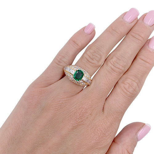 Bague 54 Bague or jaune, émeraude coussin et pavage diamants. 58 Facettes 32324