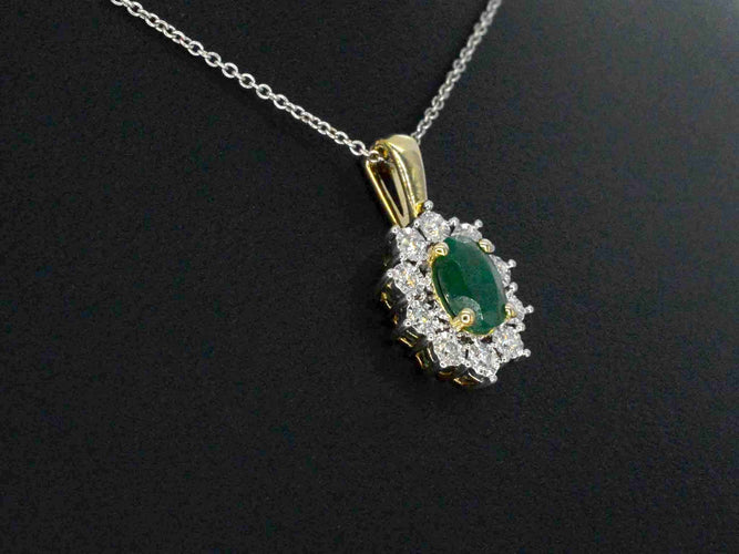 Pendentif Pendentif en or avec une émeraude ovale verte et des diamants naturels 58 Facettes 2369