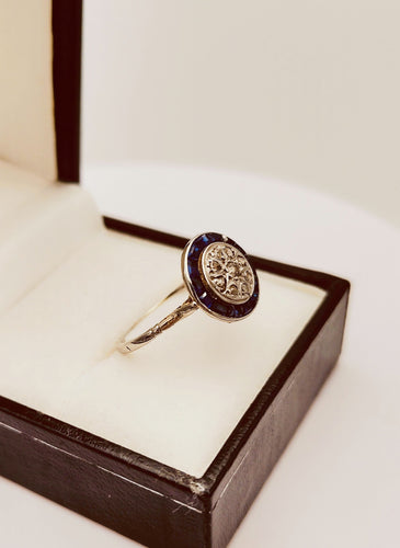 Bague 54 Bague art deco en platine ornée de saphirs et diamants 58 Facettes