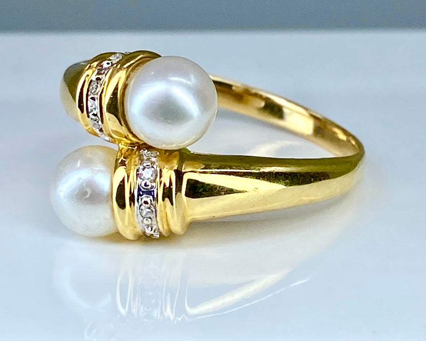 Yellow gold ring, 2 pearls and 6 diamonds