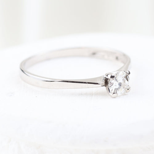 Ring 53 Ring Solitær i 18k hvitt gull og naturlig briljantslipt diamant 58 Facettes 135024Ñ