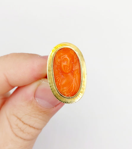 Bague 52 Bague cocktail style antique or jaune, camée sur corail jeune fille (circa 1960) 58 Facettes A06378