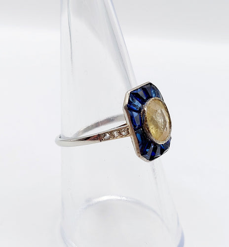 Bague 53.5 Bague Art Déco or blanc, saphir jaune naturel, saphirs calibrés synthétiques et diamants taille roses (circa 1930) 58 Facettes A05730