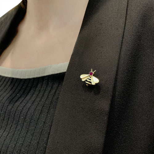 Anstecknadeln Cartier, „Biene“, Gelbgold, Emaille und Rubine. 