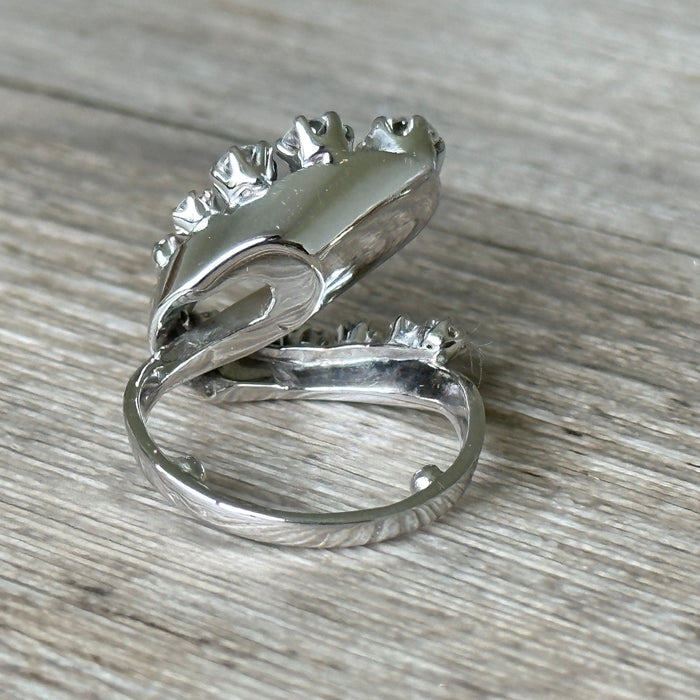 Serpentine ring in white gold with diamonds