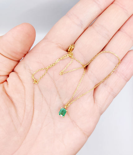 Collier Collier et pendentif vintage or jaune et émeraude en sertis griffes 58 Facettes A05509