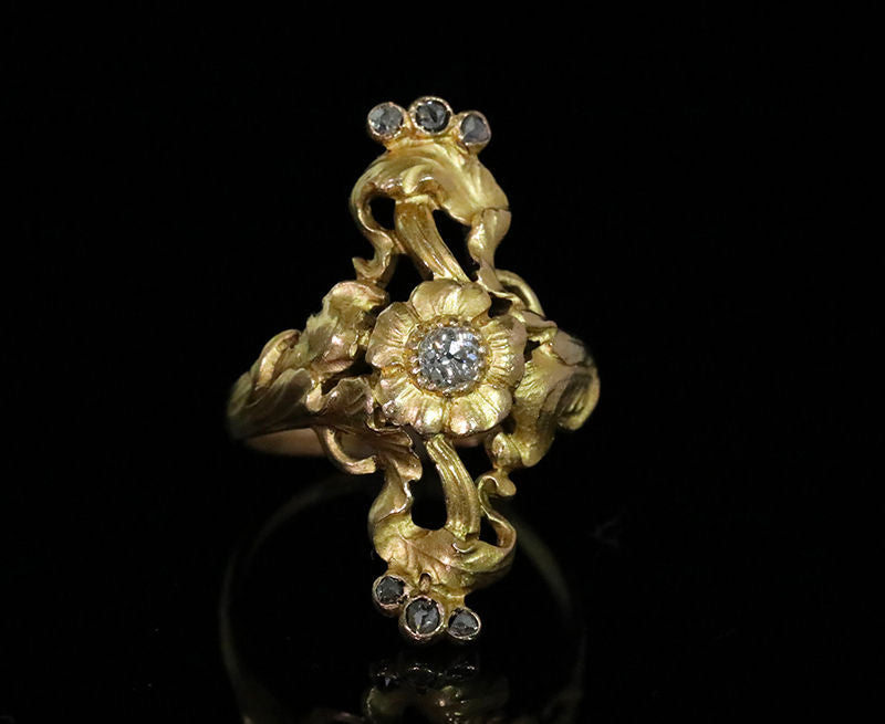 Sortija floral Art Nouveau en oro amarillo y diamante