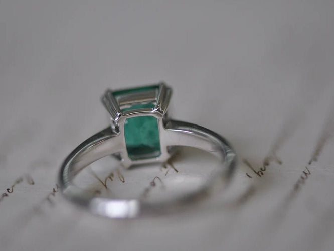 Bague Bague émeraude en or blanc 58 Facettes