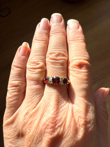 Bague 58 Bague jarretière ancienne en or jaune, sertie de grenats et diamants 58 Facettes