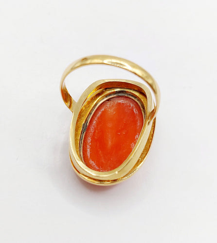 Bague 52 Bague cocktail style antique or jaune, camée sur corail jeune fille (circa 1960) 58 Facettes A06378
