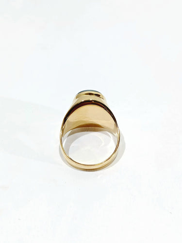Intaglio ring in gold and hematite 