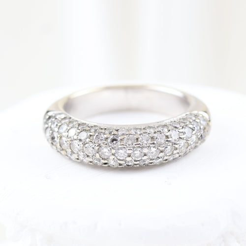 Ring i 18 karat hvitt gull pavert med diamanter 