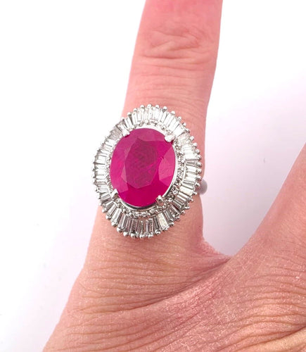 Bague 52 Bague en or blanc avec rubis et diamants 58 Facettes