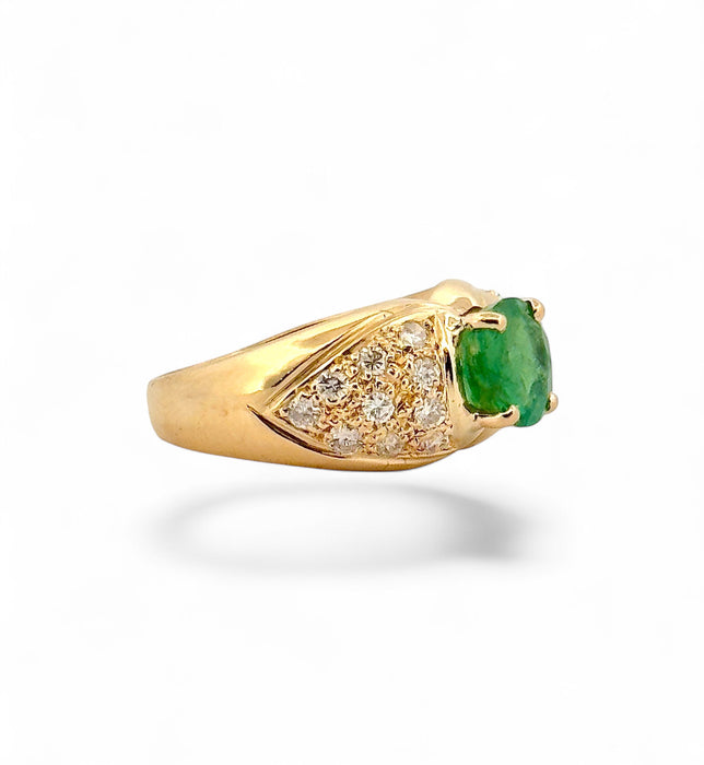 Ring aus Gelbgold, Smaragd und Diamant