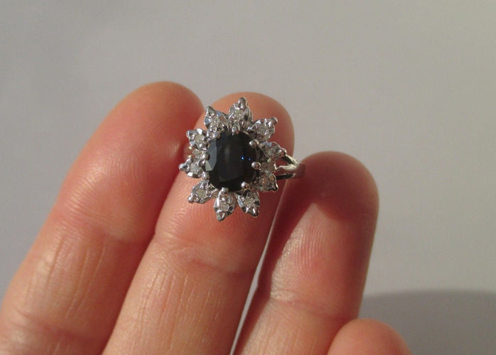 Bague 49 Bague Pompadour ovale en or blanc 18k saphir et diamants 58 Facettes