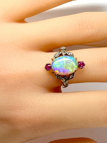 Bague 53 Bague en or jaune, opale, diamants et rubis. Vers 1900. 58 Facettes AB639