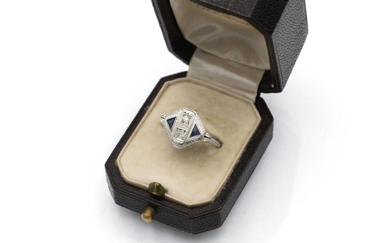 Bague Bague Art Déco avec diamants et saphirs synthétiques en or blanc 18k 58 Facettes 11594