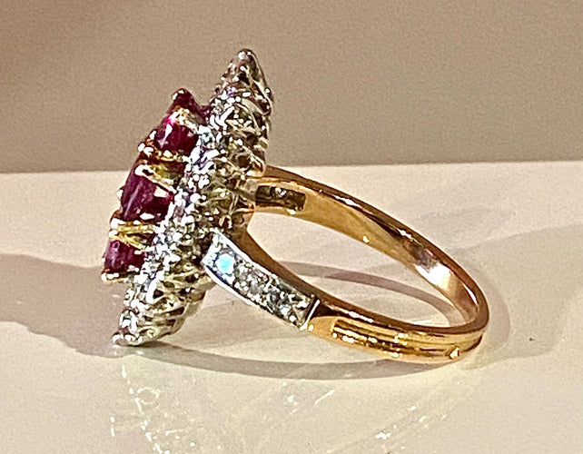 Bague 51 Bague marquise en or, diamants et rubis. 58 Facettes AB357