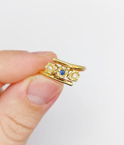 Bague 60 Bague antique en or 18k pierre bleue et perles sertis fleuris 58 Facettes A06503