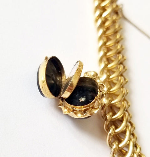 Bracelet Bracelet maille américaine or jaune 18 carats et breloques - 17 cms - 36.25 grs 58 Facettes