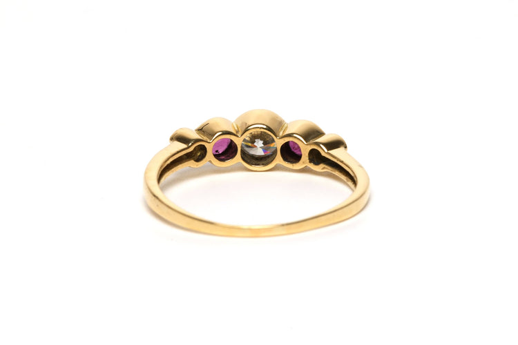 Bague 54 Alliance demi-américaine contemporaine en or jaune 18 carats sertie de rubis et de diamants 58 Facettes 21952