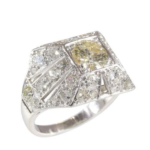 Bague 54 À la rencontre de la pierre précieuse : une bague en diamant belge de 1930 58 Facettes 16330-0222