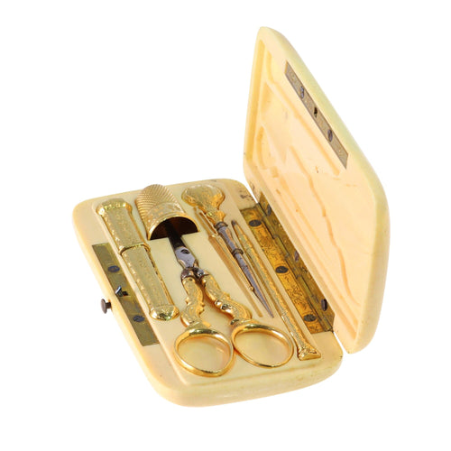 Ylelliset pisteet: ranskalainen kultainen ompelusetti viktoriaaniselta ajalta 